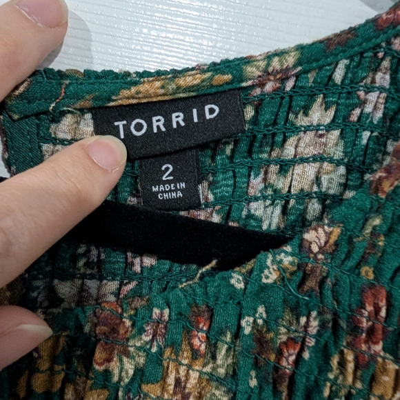 Torrid Green Floral Peplum Crinkle Gauze Smocked Top in Size 2 (18/20) - Picture 3 of 12